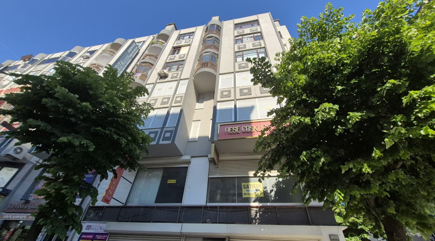 Avcılar'da facianın eşiğinden dönüldü! Yolda yürürken başına beton parçası düştü!