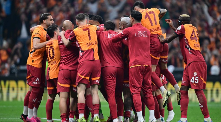 Şampiyonluk kutlamasında gözyaşlarını tutamamıştı! Galatasaray'dan yıldız futbolcu için veda paylaşımı: "Bu formayı kalpleriyle sahiplendiler"