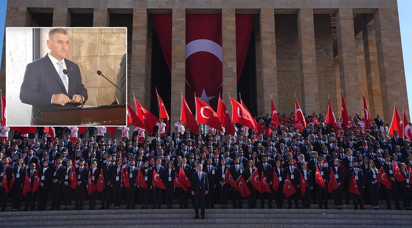 İlk tören Ata'nın huzurunda! Gençlik ve Spor Bakanı Osman Aşkın Bak, Anıtkabir Özel Defteri'ni imzaladı: "Türkiye'nin gücü gençliğidir"