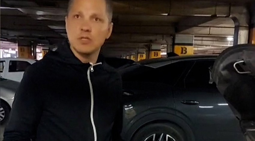 Motor bölümünden gelen sesle harekete geçtiler, içeride mahsur kalan korkmuş bir hayvan vardı