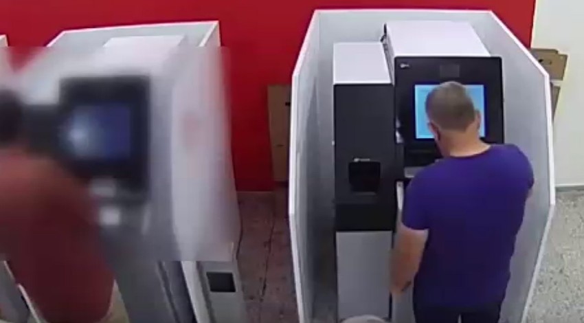 ATM’de kalan parası diğer müşteri tarafından çalındı! Hırsızlık bankanın güvenlik kamerasına yansıdı