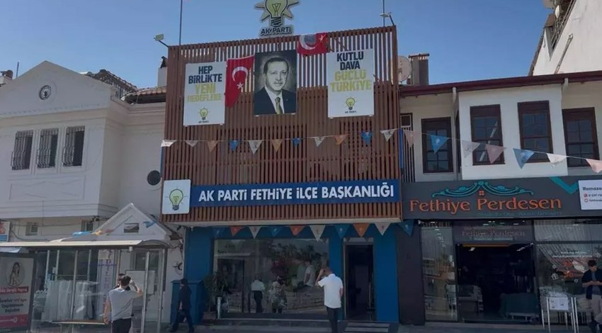 AK Parti İlçe Başkanlığı binasına saldırı