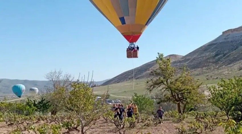 Nevşehir'de hareketli dakikalar: Sıcak hava balonu zorunlu iniş yaptı