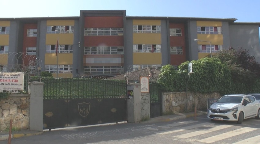 Lise bahçesinde feci olay! Teneffüs sırasında arkadaşını bıçakladı!