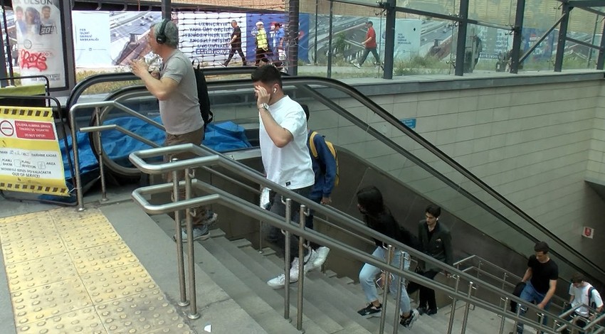 Ünalan Metrosunda yürüyen merdiven kırıldı! Vatandaşların paniği cep telefonu kamerasına yansıdı