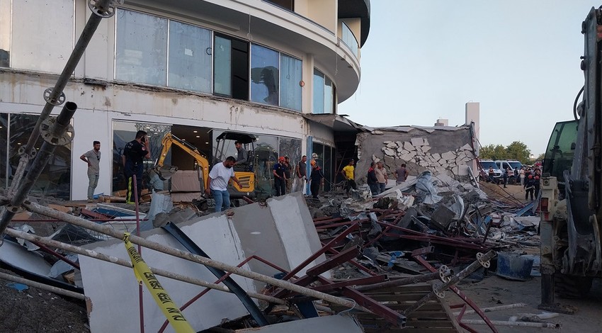 Antalya'da 5 yıldızlı otel inşaatında facia: Teras katı çöktü