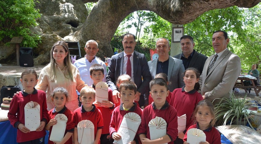 2 bin yıllık tarihi çınar ağacını gölgesinde eserlerini sergiledi