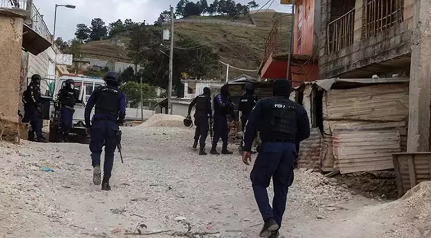 Silahlı çete kasabaya saldırdı: 50 ölü! Papaz'ın başını kestiler!