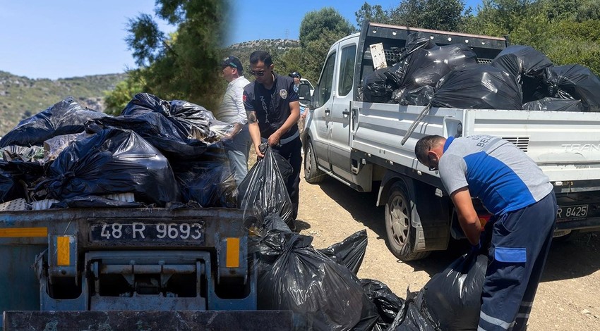 Muğla’da toplamda tam 2 ton birer birer toplanmasının ardından siyah poşetlere yerleştirildi. Kamyon bile taşımakta zorlandı
