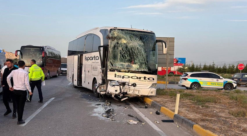Isparta'da feci kaza! Yolcu otobüsü ile tur otobüsü çarpıştı: Çok sayıda yaralı var