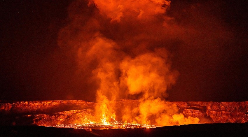 Kilauea yanardağı yeniden faaliyete geçti saçtığı lavlar 300 metreye ulaştı