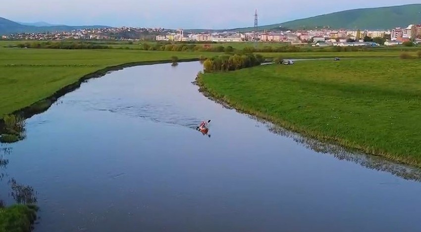 Soylu kardeşler Ardahan Kura Nehri’nde kano keyfi yaşadı