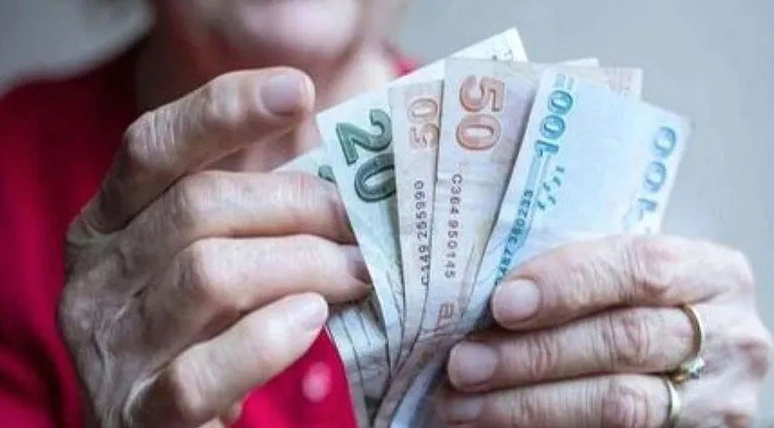 Milyonlarca emeklinin beklediği haber! Kurban Bayramı ikramiyesi için geri sayım! Hesaplara ne zaman yatacak?