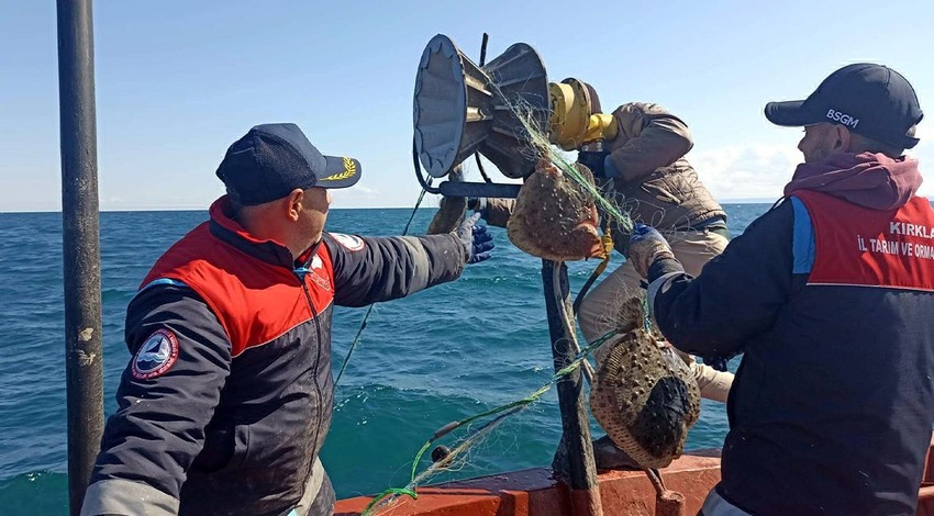 Kırklareli açıklarında kaçak avcılığa karşı denetim düzenlendi. 44 bin metre ağ toplandı