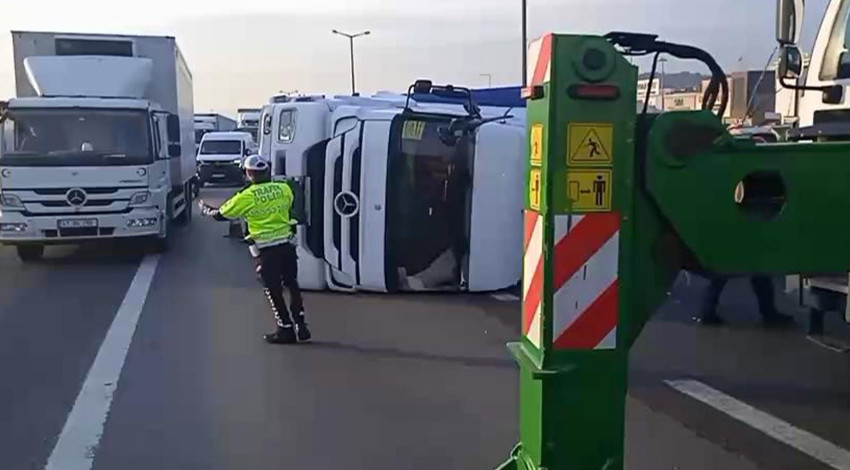 Pendik, TEM Otoyolu'nda TIR devrildi! İstanbul yönünde trafik yoğunluğu yaşanıyor