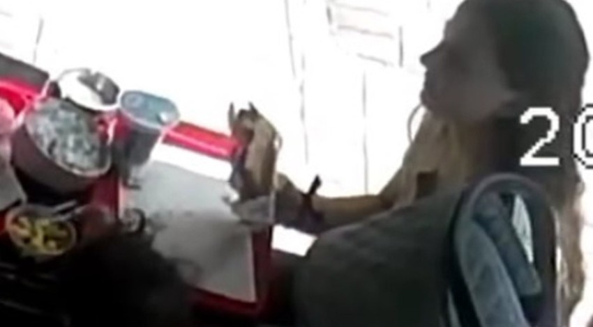 Mide bulandıran görüntü! Kopardığı saçını bakın ne yaptı