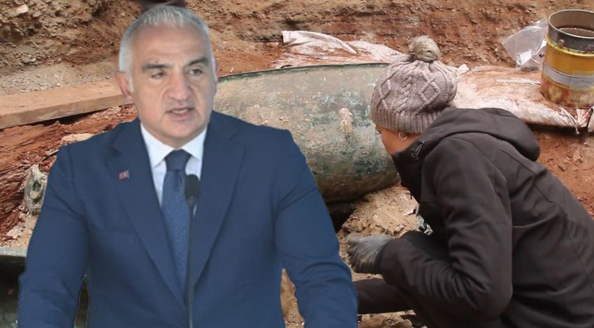 Ankara Gordion'da T26 tümülüsünde kazı yapan işçilerin bir anda karşılarında 3,1 metreye 2,8 metre boyunda belirdi. Acilen Bakanlık yetkilerine haber verildi