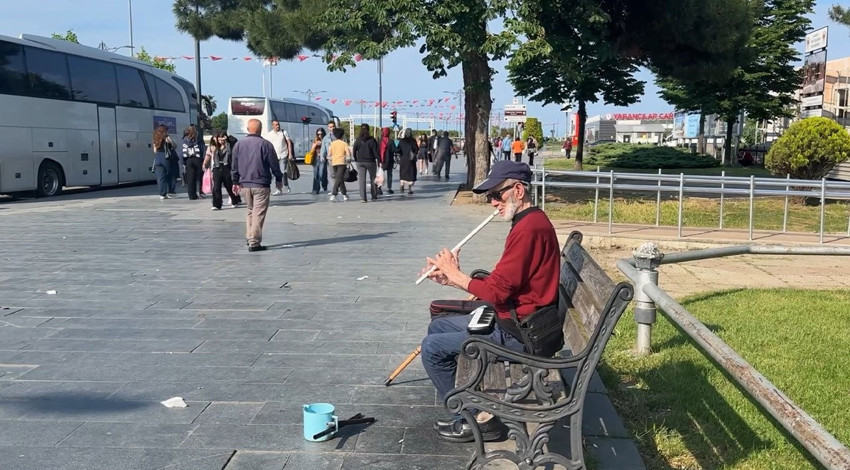 Samsun’da parmaklarını kaybeden 70 yaşındaki bayram dede, ney tutkusuyla gönülleri fethediyor. Çaldıklarıyla kulakların pasını siliyor