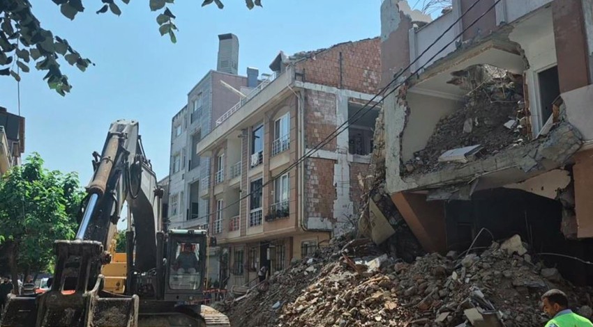 Avcılar'da çöken binanın yanındaki bitişik apartmanın duvarı da yıkıldı!