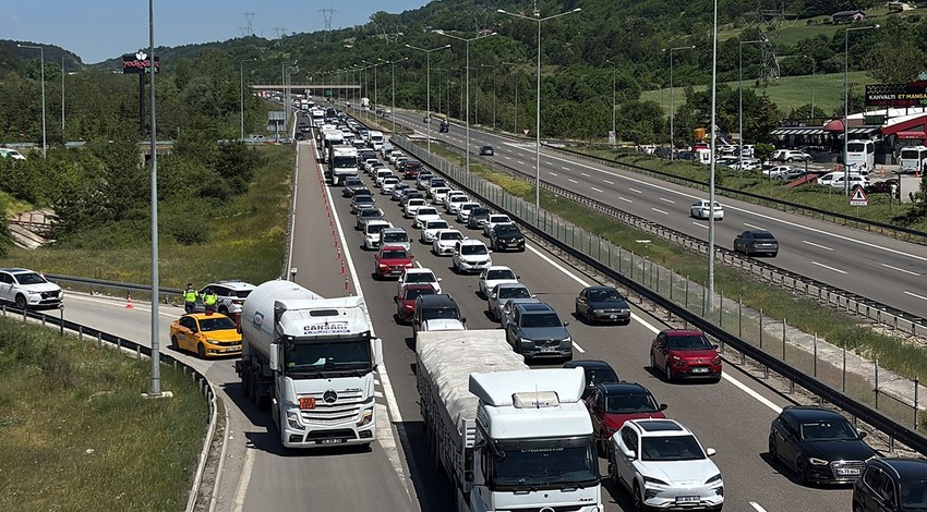 TEM Otoyolu'nun Bolu geçişinde dönüş trafiği durma noktasına geldi!