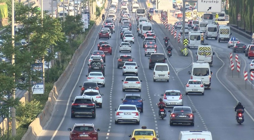 İstanbul'da çile başladı! Tatil sonrası trafikte yoğunluk yaşanıyor