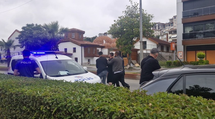 Yürüyüşe çıkan kadına kabusu yaşattı: Gül vermek istedi, reddedilince bıçak çekti
