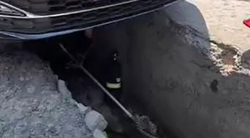 Ankara'da aracın altında saklanan hayvanı gören vatandaşlar hemen harekete geçti. Çok dikkatlice çıkarıldı