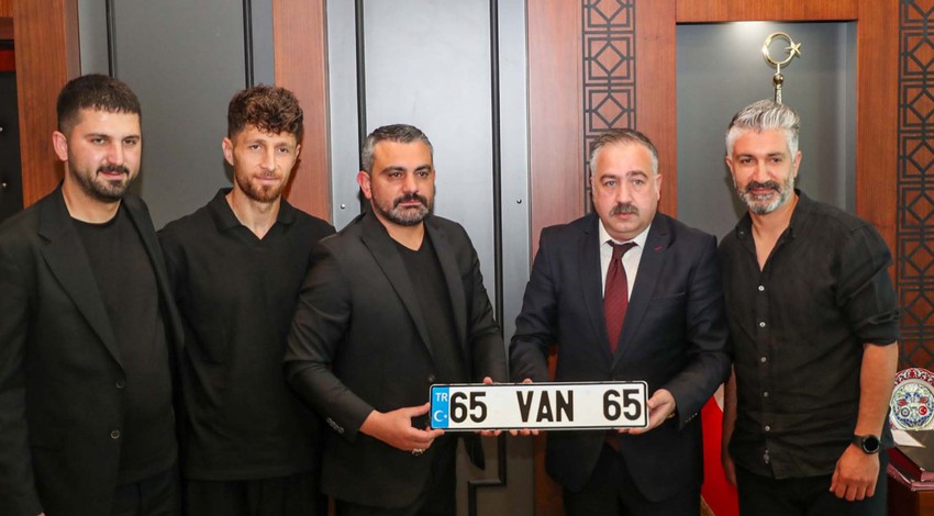 Van Emniyet Müdürü Mutlu'dan Vanspor'a anlamlı hediye