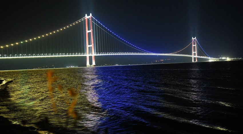 1915 Çanakkale Köprüsü, sarı lacivert renklerle ışıklandırıldı