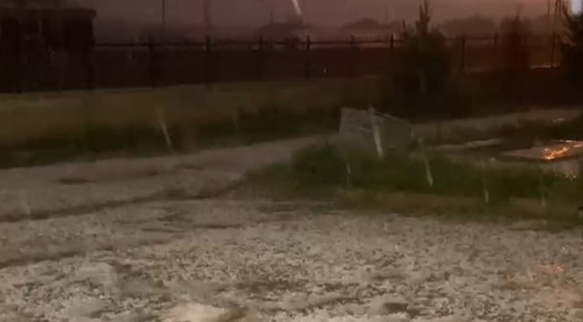 Gümüşhane Kelkit’te aniden bastıran dolu tarım arazilerini beyaza bürüdü