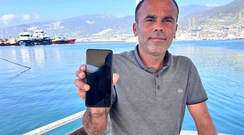 İskenderun'da balıkçı ağına takılan 2,5 metre uzunluğundaki hayvanı görünce neye uğradığını şaşırdı. Çıkarmak için 25 dakika uğraştı sonrasında bunu yaptı