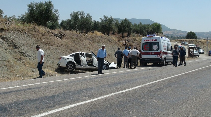 Kilis'te 2 otomobil kafa kafaya çarpıştı: 8 yaralı