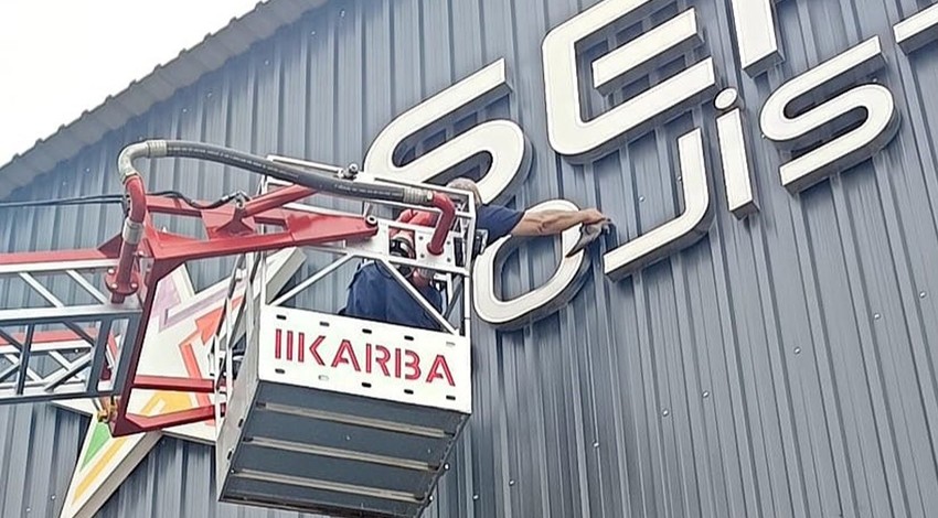 Hatay’da tabelaya sıkışan güvercin itfaiye ekiplerinin titiz çalışmasıyla kurtarıldı