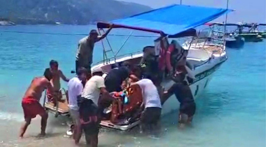 Havada korku dolu anlar! Paraşüt denize düştü