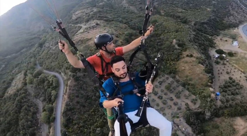 Tekirdağ'da yamaç paraşütü yapan bir vatandaş uçuşuna klarnet çalarak devam etti