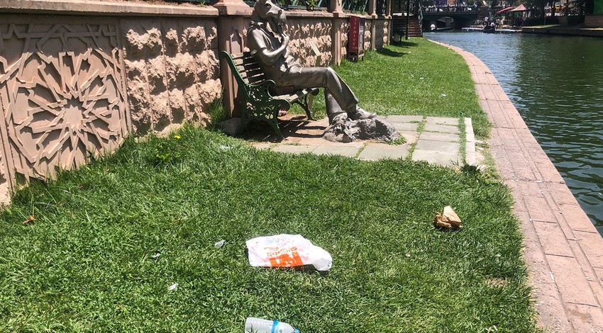Eskişehir’de Porsuk Çayı’nda yapılan tüm uyarılara rağmen manzara değişmedi