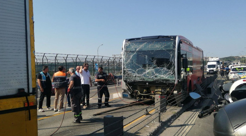 Haliç Köprüsü metrobüs yolunda kaza!