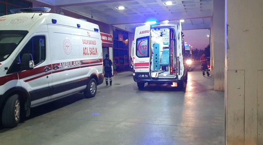 Diyarbakır'da taşlı ve sopalı kavga sokağa taştı!