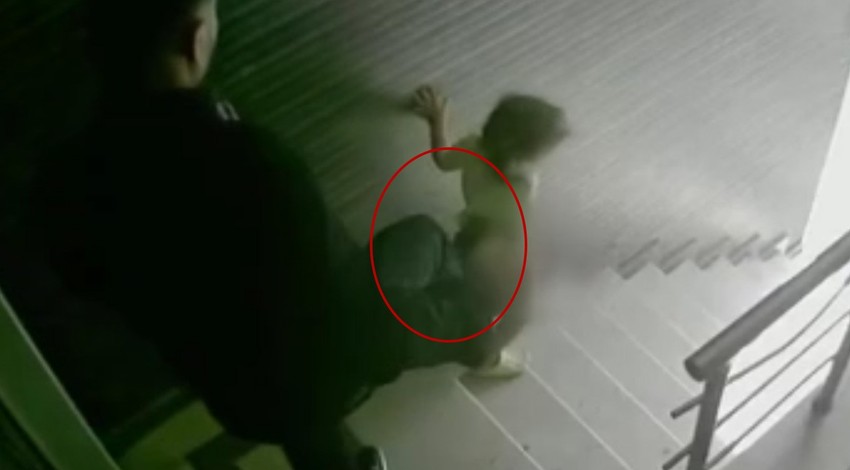Görüntüler dehşete düşürdü! Cani babanın tekmesi çocuğu hastanelik etti: O anlar kamerada