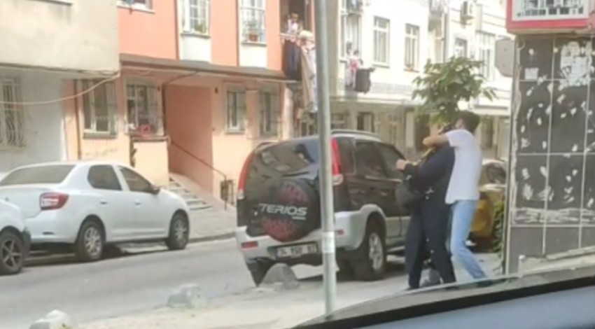 Annesine yaptıklarını görenler dehşete düştü! Bu nasıl evlat? O anları sigara içerek kaydetti