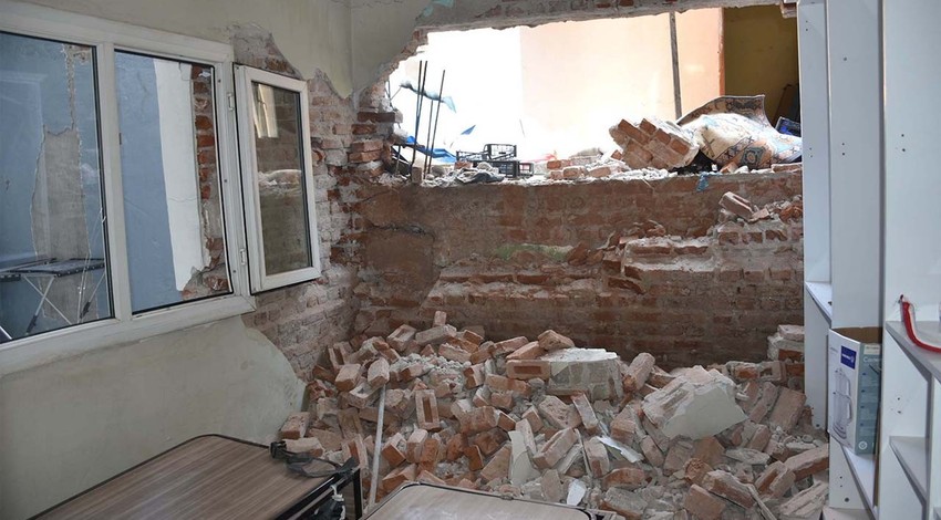 Yatak ve oturma odasının duvarları çöktü! "Öleceğimizi sandım" diyerek anlattı