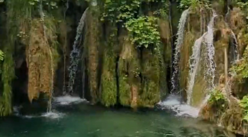 Hırvatistan’daki Plitvice Gölleri, şelalelerle çevrili doğasıyla görenleri büyülüyor
