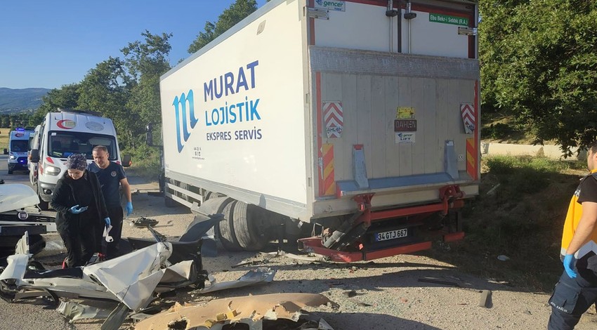 Tokat'ta feci kaza! Hafif ticari araç, kamyona çarptı: 2 ölü, 3 yaralı