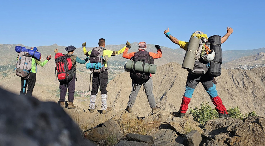 Hakkari'de 5 dağcı ilerledikleri sırada bir anda karşılarına çıktı. Dağcıların 5'i de orada Türkiye için resmen korkunç manzarayı gördü