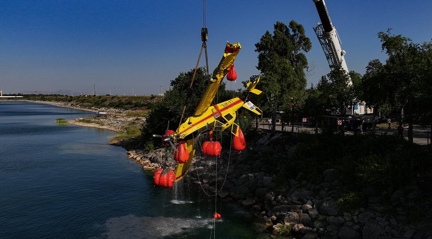 Adana'da yangın söndürme uçağı baraj gölüne düşmüştü! Enkazı böyle çıkarıldı