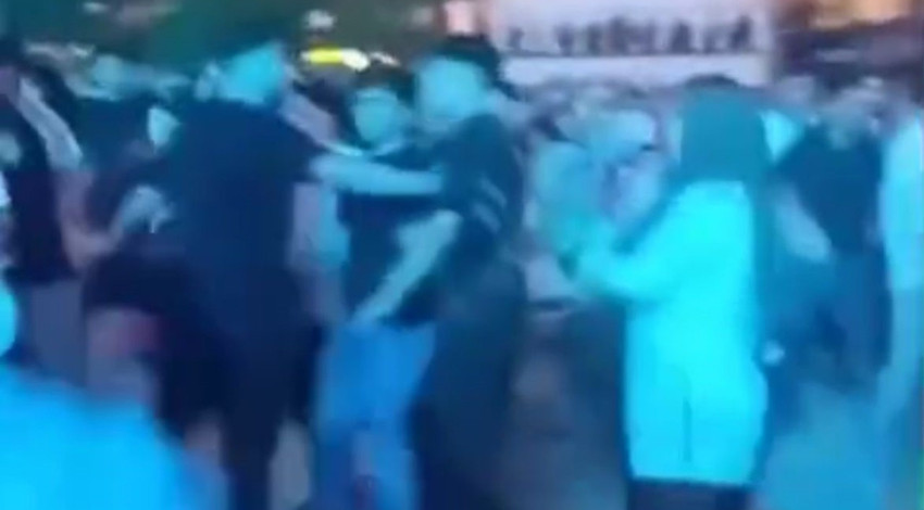 Ünlü sanatçının konserinde yumruklu kavga! O anlar kameraya yansıdı