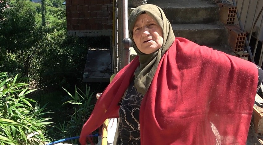 Rize'de koca köyü 1 yerden değil 3-4 tane yerden birden sardı... Her taraftan büyümeye devam ediyor yakında köyün her yerini saracak