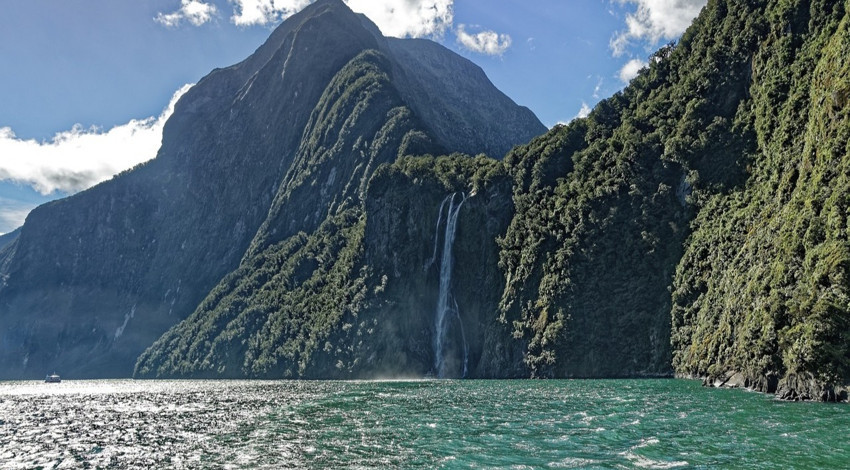 Yeni Zelanda’nın sisli fiord cenneti misafirlerini mest ediyor