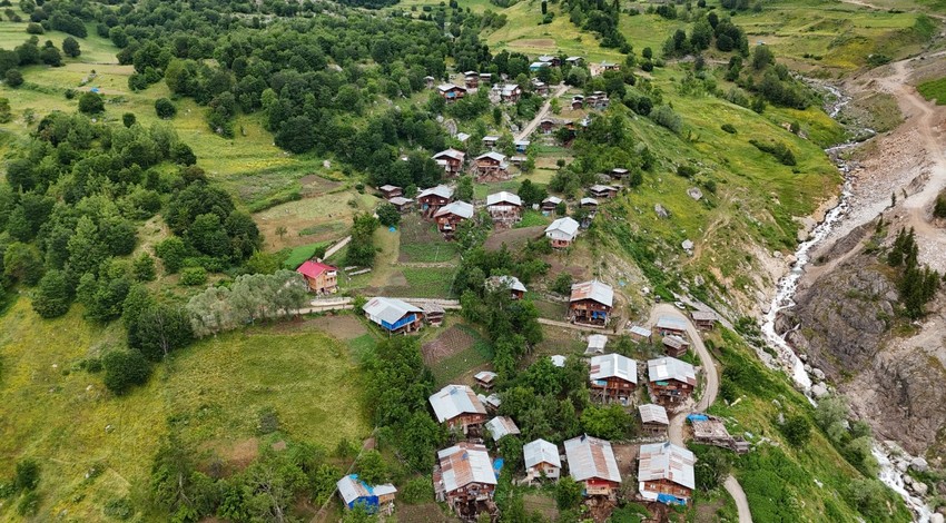 Artvin Şavşat’taki Bazgiret Şelalesi karların erimesiyle ziyaretçileri büyülüyor