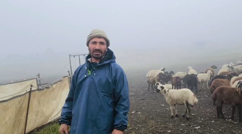 Tunceli'den Erzurum yaylalarına giden yaylacılar karla karşılaştı